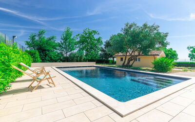 Sunrise Hill Holiday Home: Wasser, Pflanze, Wolke, Himmel, Eigentum, Schwimmbad, Grün, Azurblau, Baum, Rechteck