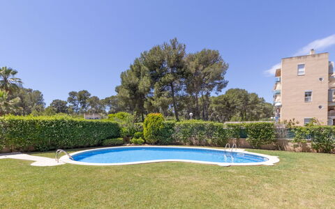 Bosc de la Montserrada: Wasser, Pflanze, Himmel, Gebäude, Azurblau, Schwimmbad, Schatten, Grundstueck, Baum, Natürliche Landschaft
