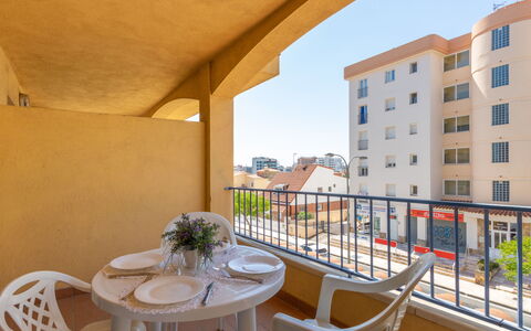 Roses 899: Tabelle, Gebäude, Möbel, Pflanze, Eigentum, Stuhl, Himmel, Fenster, Blumentopf, Interior Design