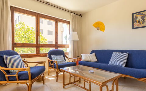 Antina Mar: Möbel, Tabelle, Eigentum, Couch, Bilderrahmen, Blau, Gebäude, Azurblau, Holz, Komfort
