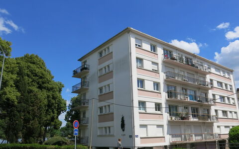 Les Pêcheries: Wolke, Gebäude, Himmel, Daytime, Fenster, Pflanze, Baum, Urban Design, Tower Block, Eigentumswohnung