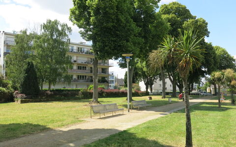 Les Pêcheries: Wolke, Pflanze, Himmel, Gebäude, Baum, Fenster, Grundstueck, Urban Design, Gras, Gehölz