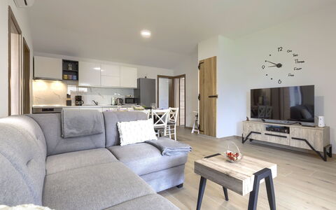 Gverino: Möbel, Couch, Eigentum, Bilderrahmen, Azurblau, Tabelle, Wohnzimmer, Komfort, Beleuchtung, Interior Design