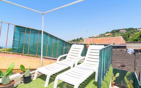 Mansardina sui Due Golfi: Himmel, Pflanze, Sonnenliege, Gartenmöbel, Schatten, Komfort, Grundstueck, Gras, Holz, Rechteck