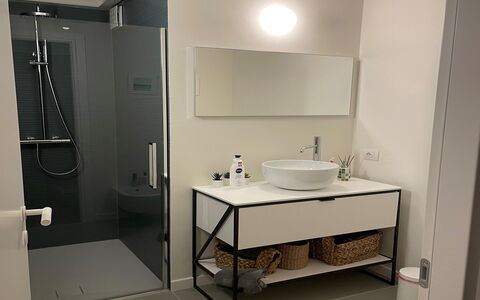 Sui Tetti Di Lucca: Zapfhahn, Sinken, Armatur, Bad Sink, Gebäude, Badezimmer, Interior Design, Fussboden, Flooring