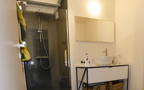 Sui Tetti Di Lucca: Interior Design, Gebäude, Haus, Fussboden, Flooring, Holz, Cabinetry, Hartholz, Zapfhahn