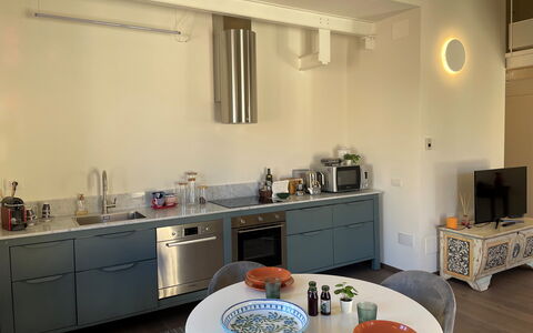 Sui Tetti Di Lucca: Cabinetry, Spüle, Zapfhahn, Countertop, Sinken, Möbel, Küche, Armatur, Tabelle, Interior Design