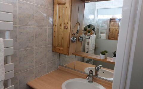 Les Combettes D et e: Braun, Spiegel, Zapfhahn, Sinken, Eigentum, Bad Sink, Armatur, Badezimmer, Holz