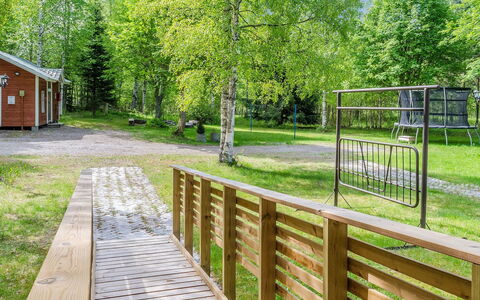 Purnutar a: Bett, Möbel, Schlafzimmer, Interior Design, Bedding, Bettdecke, Flooring, Holz, Fussboden, Zimmer