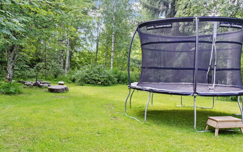 Purnutar a: Bett, Möbel, Schlafzimmer, Interior Design, Bedding, Bettdecke, Flooring, Holz, Fussboden, Zimmer