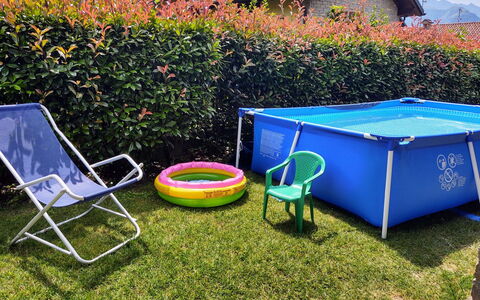 Mina: Pflanze, Möbel, Grün, Azurblau, Gartenmöbel, Tisch Im Freien, Tabelle, Gebäude, Rechteck, Haus