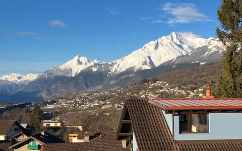 Tilleul: Himmel, Wolke, Berg, Schnee, Gebäude, Hochland, Fenster, Steigung, Baum, Landschaft