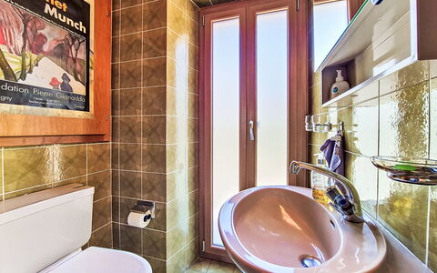Tilleul: Armatur, Flooring, Interior Design, Wand, Fussboden, Badezimmer, Holz, Bad Sink, Zapfhahn, Installation