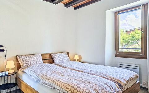 Tilleul: Bett, Schlafzimmer, Interior Design, Bedding, Bettdecke, Wand, Holz, Flooring, Fussboden, Decke