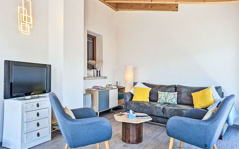 Tilleul: Möbel, Interior Design, Flooring, Wand, Couch, Fussboden, Holz, Zimmer, Wohnzimmer, Stuhl