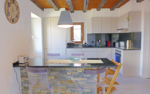 Tilleul: Cabinetry, Möbel, Gebäude, Countertop, Tabelle, Eigentum, Stuhl, Küche, Holz, Interior Design