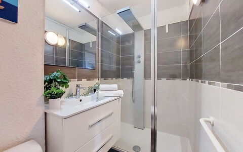 Le Barcarès 966: Armatur, Badezimmer, Interior Design, Flooring, Installation, Fussboden, Badezimmerschrank, Sinken, Spiegel, Bad Sink