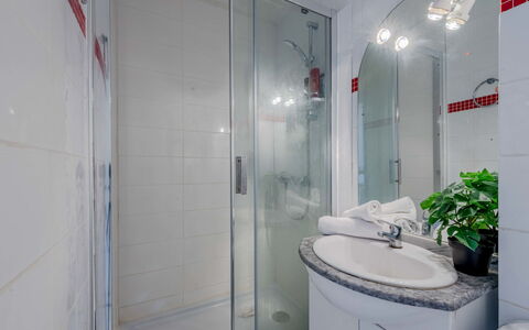 Le Barcarès 966: Armatur, Interior Design, Bad Sink, Badezimmer, Flooring, Sinken, Fussboden, Installation, Zapfhahn, Zimmer