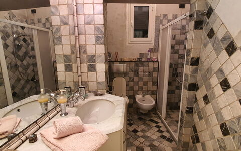 Lucida: Spiegel, Armatur, Eigentum, Zapfhahn, Sinken, Gebäude, Bad Sink, Badezimmer, Interior Design, Lila