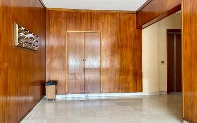 Novoli Suite Apartment: Eigentum, Holz, Beleuchtung, Halle, Tür, Interior Design, Flooring, Fussboden, Holzbeize