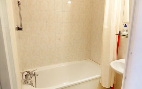 Les Contamines 500: Badezimmer, Eigentum, Zimmer, Wand, Fussboden, Badewanne, Armatur, Fliese, Die Architektur, Bad Zubehör