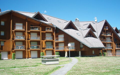 Les Contamines 500: Himmel, Gebäude, Fenster, Holz, Haus, Pflanze, Urban Design, Eigentumswohnung, Gras, Wohngebiet