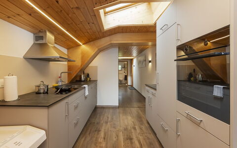 Brienz Sunset: Küche, Countertop, Interior Design, Flooring, Küchengerät, Holz, Decke, Fussboden, Major Appliance, Cabinetry