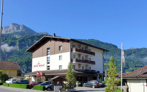 Brienz Sunset: Himmel, Pflanze, Gebäude, Berg, Auto, Fenster, Rad, Haus, Infrastruktur, Baum