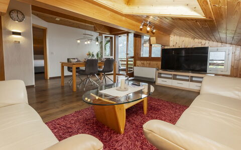 Brienz Sunset: Interior Design, Möbel, Flooring, Fussboden, Holz, Decke, Couch, Zimmer, Wohnzimmer, Beleuchtung