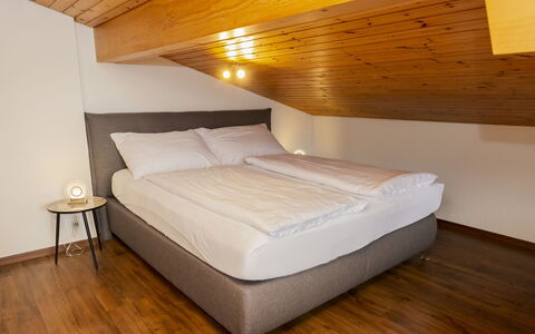 Brienz Sunset: Bett, Interior Design, Schlafzimmer, Bettdecke, Fussboden, Decke, Bedding, Zimmer, Flooring, Bettrahmen