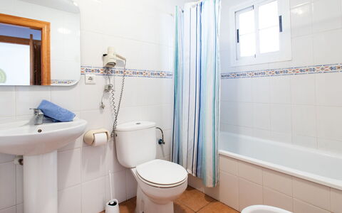 Ladera del Mar: Armatur, Spiegel, Eigentum, Sinken, Toilleten Sitz, Toilette, Zapfhahn, Blau, Lila, Badezimmer