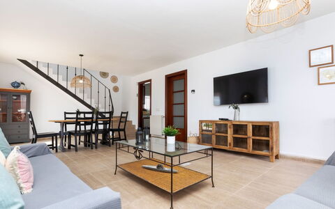 Neus: Möbel, Gebäude, Himmel, Baum, Interior Design, Pflanze, Haus, Freizeit, Schatten, Stuhl