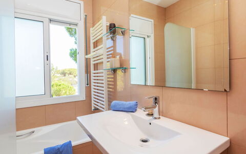 Neus: Zapfhahn, Spiegel, Sinken, Armatur, Eigentum, Bad Sink, Gebäude, Badezimmer, Fenster