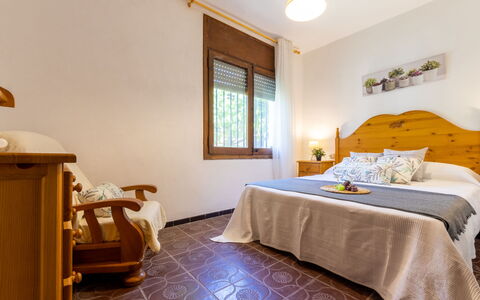 Moru: Fenster, Gebäude, Komfort, Holz, Bettrahmen, Interior Design, Gelb, Fussboden, Lampe, Flooring