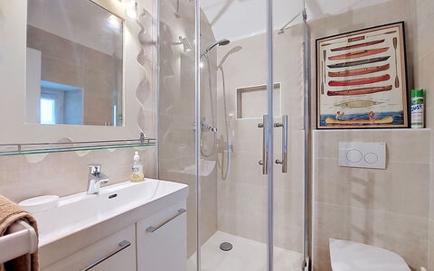 La Chaumière: Badezimmer, Armatur, Interior Design, Flooring, Spiegel, Fussboden, Sinken, Bad Sink, Zapfhahn, Toilette