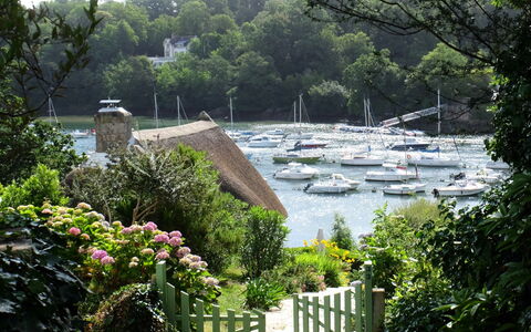 La Chaumière: Baum, Vegetation, Strauch, Watercraft, Boot, Boote Und Boating - Geräte Und Materialien, See