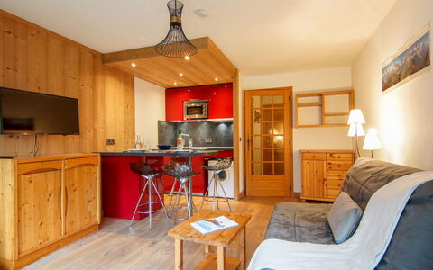 Chamonix 10: Möbel, Eigentum, Cabinetry, Holz, Tabelle, Countertop, Orange, Beleuchtung, Interior Design, Wohnzimmer