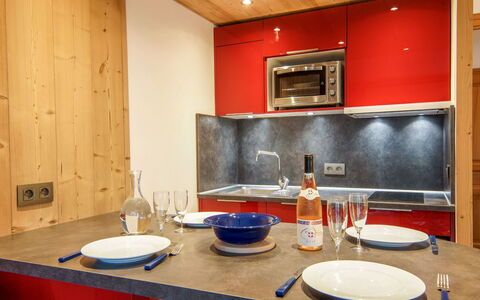 Chamonix 10: Zapfhahn, Cabinetry, Countertop, Sinken, Eigentum, Armatur, Geschirr, Küche, Holz, Interior Design