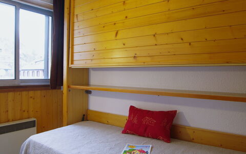 Chamonix 10: Zimmer, Bett, Möbel, Schlafzimmer, Eigentum, Gelb, Bettdecke, Interior Design, Wand, Bedding