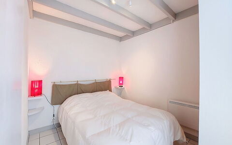Les Mathes 500: Bett, Schlafzimmer, Möbel, Interior Design, Fussboden, Decke, Flooring, Bettdecke, Zimmer, Bedding