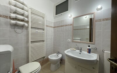 Casa dei Fiori 6.1: Spiegel, Zapfhahn, Armatur, Sinken, Eigentum, Fotografieren, Gebäude, Bad Sink, Weiss, Badezimmer
