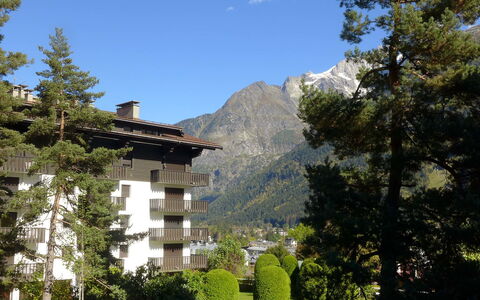 Chamonix 100: Himmel, Pflanze, Gebäude, Berg, Fenster, Wolke, Hochland, Baum, Botanik, Natürliche Landschaft
