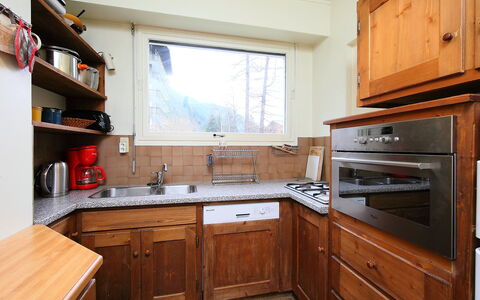 Chamonix 100: Countertop, Cabinetry, Spüle, Eigentum, Möbel, Gebäude, Sinken, Küche, Zapfhahn, Holz
