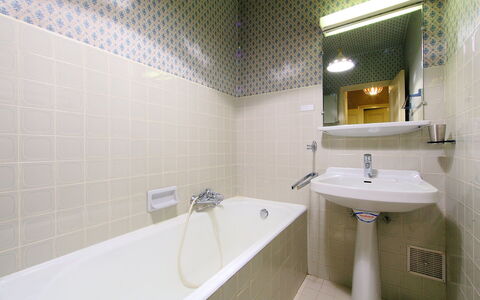 Chamonix 100: Badewanne, Armatur, Spiegel, Zapfhahn, Eigentum, Sinken, Badezimmer, Bad Sink