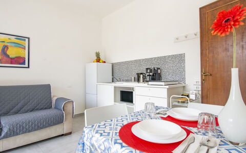 More e Lamponi: Bilderrahmen, Möbel, Eigentum, Weiss, Orange, Dekoration, Interior Design, Fussboden, Flooring, Komfort