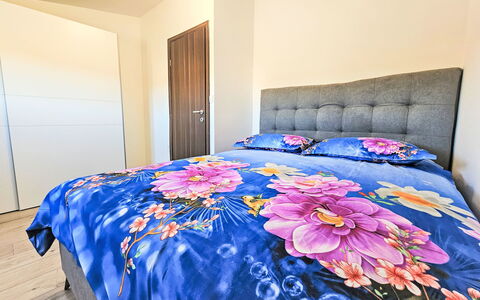 Aurora: Schlafzimmer, Bettdecke, Linens, Bett, Bedding, Textil, Interior Design, Möbel, Bettrahmen, Kissen