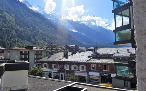 Chamonix 145: Wolke, Himmel, Berg, Daytime, Eigentum, Gebäude, Fenster, Licht, Infrastruktur, Die Architektur