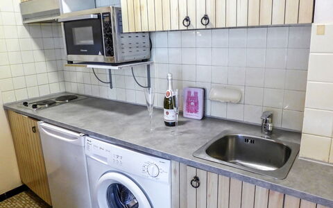 Chamonix 145: Cabinetry, Spüle, Zapfhahn, Sinken, Eigentum, Armatur, Wäschekammer, Küche, Countertop, Herd