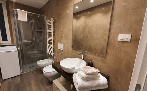 Loft Lucca: Flooring, Fussboden, Interior Design, Armatur, Zimmer, Braun, Möbel, Badezimmer, Zuhause, Installation