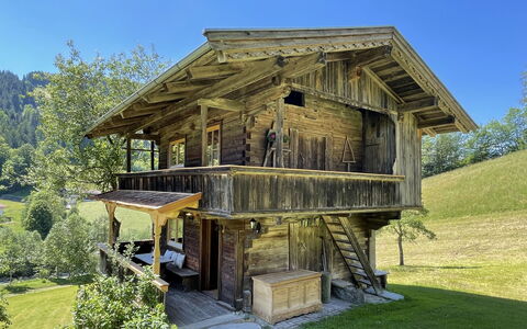 Troadkasten: Pflanze, Himmel, Eigentum, Gebäude, Baum, Grundstueck, Holz, Natürliche Landschaft, Haus, Fenster